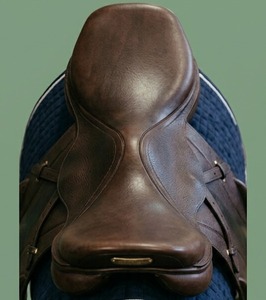 Selle d'exercice professionnelle en cuir pour chevaux de saut avec arceau en bois, tailles et couleurs personnalisables, durable - Product Image 5