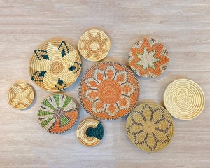 Assiette décorative en jonc de mer tissé à la main, texture naturelle et charme rustique, parfaite pour la décoration murale ou les accents de table dans n'importe quel espace. - Product Image 3