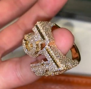 Anillo Personalizado con Letra y Diamantes de Moissanita, Anillo con Inicial en Micro Pavé, Anillo de Plata de Ley 925 Chapado en Oro - Product Image 4