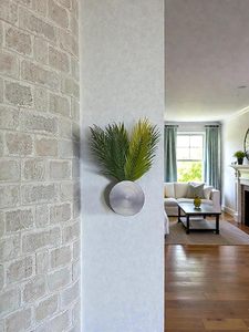 Jarrón de pared moderno de metal con patrón circular para plantas verdes, diseño minimalista, acabado con recubrimiento en polvo. - Product Image 6