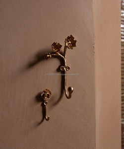 Ganchos de pared de latón elegantes de estilo antiguo con grabado elegante para paredes de sala de estar o pasillo. - Product Image 1