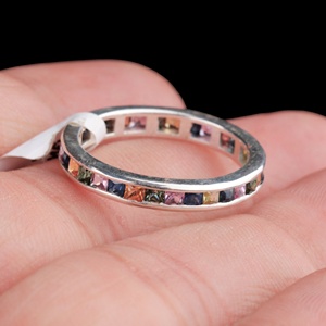 แหวนเงินแท้ 925 ประดับแซฟไฟร์หลากสีทรงเรนโบว์ ดีไซน์แบบ Eternity Band ขายส่ง เครื่องประดับคุณภาพสูง Memoria Jewels - Product Image 4