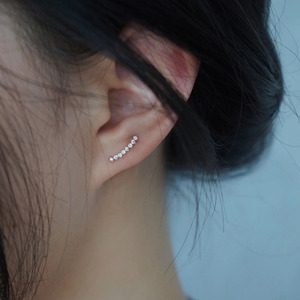 Pendientes de Oro Blanco con Barra Curva y Diamantes Cultivados en Laboratorio - Product Image 2