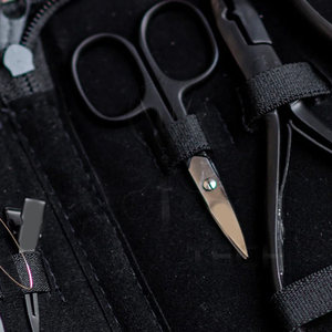 Kit d'application et de retrait d'extensions capillaires comprenant des aiguilles de tirage, des pinces à extensions, des pinces de sectionnement, des ciseaux et un étui de rangement - Product Image 6