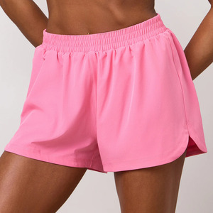 Shorts de sport pour femmes, personnalisables avec logo OEM, en tissu rose, légers, avec ceinture élastiquée et doublure en mesh. - Product Image 1