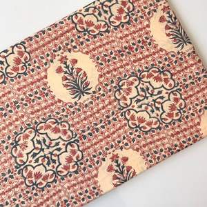 Tela de Algodón Cambray Estampada a Bloques 60x60, Tela de Algodón con Estampado Tradicional Jaipuri - Product Image 1