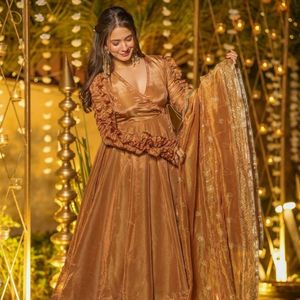 Salwar Kameez pakistanais de créateur en modal, à l'aspect élégant, avec broderie lourde dessinée à la main et motif traditionnel, et dupatta assortie. - Product Image 1