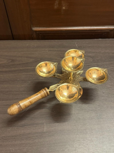 Lámpara Diya Tradicional de Latón para Panch Aarti, con Cinco Cuencos, para Rituales Hindúes de Pooja, Porta Ofrendas de Aceite/Ghee con Asa de Madera, para Templo Indio - Product Image 6