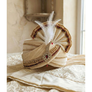 Turbante de Terciopelo Crema Real |   Pagdi para novio de boda india con cola de 50 cm |   Sofá artesanal con adornos de joyería - Product Image 1