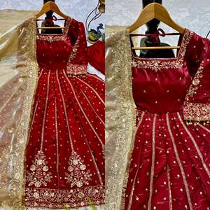 Robe élégante en soie ethnique avec manches longues et broderies riches - Product Image 2