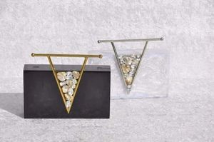 Bolso de Mano de Resina Moderno para Mujer con Acabado Brillante y Correa de Cadena Desmontable para Uso Nocturno - Product Image 3