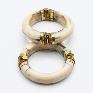 Pulseras de cuerno grandes y robustas hechas a mano, diseño de mariposa vintage, joyería de moda, venta al por mayor, diseños personalizados OEM, exportación global - Product Image 1