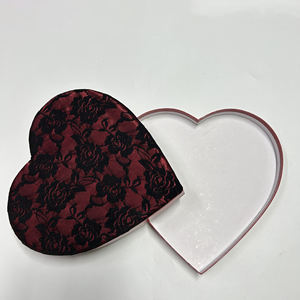 Caja de Regalo de Boda con Forma de Corazón, Personalizada con Encaje Rojo Elegante y Listón - Product Image 3