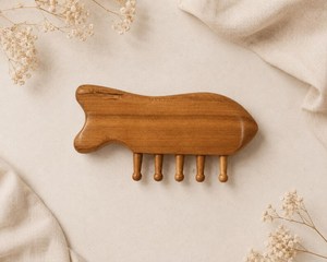 Peigne de massage en bois en forme de poisson de haute qualité, démêloir à dents massantes avec logo personnalisé pour salon de beauté et barbier - Product Image 4