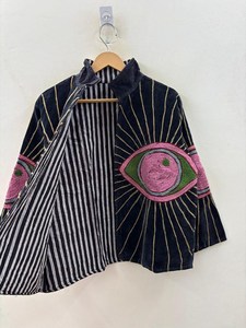 Veste en velours artisanale haut de gamme pour femme, ornée d'une broderie au point de chaînette de style Rajasthani et d'un magnifique motif œil porte-bonheur - Product Image 4