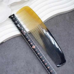 Peigne en corne de buffle naturelle – Peigne à cheveux antistatique fait main pour hommes et femmes par madiha Art and crafts - Product Image 1