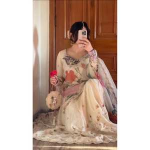 Conjunto de Ropa India y Pakistaní de Diseñador, Top y Pantalón con Dupatta, con Bordado de Lentejuelas - Product Image 5