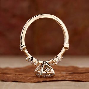 Bague de fiançailles en or 14 carats avec trois pierres, diamant de laboratoire taille coussin 1,5 ct, pureté EF-VS1, bande latérale sertie de diamants, bijoux de luxe. - Product Image 2