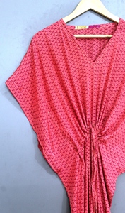 Robe midi rouge en maille à col en V, coupe décontractée et élégante, taille élastique, froncée, motif géométrique, coupe ample, été/hiver, logo frontal - Product Image 6
