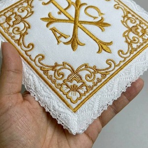 Copa litúrgica bordada a medida con símbolo Chi Rho dorado y borde de encaje - Product Image 6