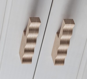 Poignée de meuble en bois ondulée moderne, faite à la main, forme irrégulière, en chêne, pour tiroir, artisanat naturel, décoration intérieure, poignées de meuble en bois - Product Image 1
