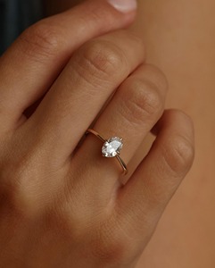 แหวนเพชรทรงรี 1 กะรัต เพชรเลี้ยงในห้องปฏิบัติการ ทองคำขาว 14K ตัวเรือนแบบ NSEW Compass Prong Setting ขนาด 1.6 มม. แหวนเพชรเม็ดเดี่ยวสำหรับผู้หญิง - Product Image 5