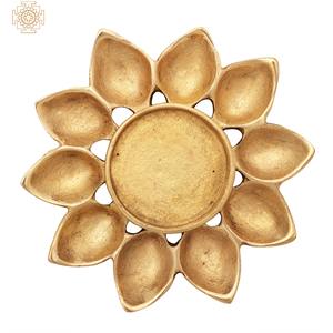 Petit bougeoir à mèches multiples avec motif floral Collection élégante d'autres pots à bougies et lanternes - Product Image 4