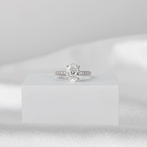 Bague de fiançailles ovale en diamant de laboratoire 1,00 carat sertie à griffes en or blanc 14 carats, certifiée IGI, bijoux de mariage minimalistes pour femme - Product Image 1