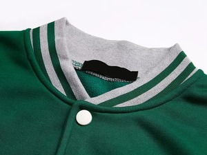 Veste universitaire en polaire vert forêt, gris chiné et blanc, style Letterman personnalisé, avec boutons-pression, pour équipes universitaires - Product Image 2