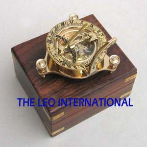 Brillante Brújula de Mesa con Diseño Fabuloso para Viajes y Aventuras al Aire Libre, con Caja de Madera y Detalles Decorativos Dorados Brillantes para Oficina - Product Image 2