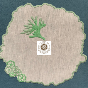 Servilleta de cóctel de lino con delicado bordado de ramas de coral, que aporta vitalidad oceánica y un toque natural refinado. - Product Image 1