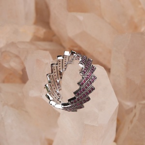 Vente en gros de bagues en argent sterling 925 massif avec rubis naturels, pavés géométriques en zigzag, bijoux Memoria - Product Image 3