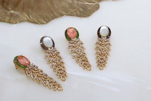 Elegantes Pendientes Largos Kundan Chapados en Oro con Piedra Rosa, Borde Verde y Diseño Intrincado de Hojas para Novias y Fiestas - Product Image 2