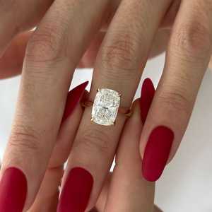 Bague de fiançailles en or jaune 14 carats avec diamant de laboratoire en forme de coussin allongé de 4 carats, sertie de tulipes, certifiée IGI - Product Image 2