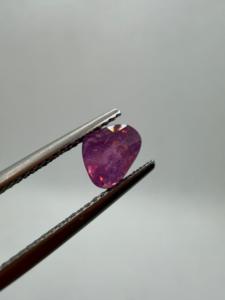 Saphir rose naturel taille cœur/poire 1,33 ct 5,5x6,5x4 mm, pierre précieuse calibrée à facettes de Ceylan pour la fabrication de bijoux, avec jeu de couleurs - Product Image 6