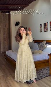 ชุดเดรสยาวปักลายครีมแบบ Anarkali พร้อมผ้าคลุมไหล่ ชุดประจำชาติอินเดีย-ปากีสถานสำหรับผู้หญิง - Product Image 5