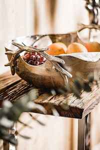 Vase de table en aluminium fait main au design moderne avec poignée en bois de cerf, écologique, idéal pour l'inauguration de maison et les célébrations - Product Image 2