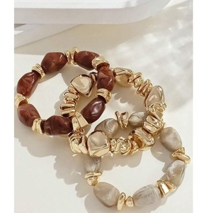 Pulsera de Resina Hecha a Mano de Primera Calidad con Expresión Artística Contemporánea, Accesorio Elegante para la Muñeca para Entusiastas de la Moda - Product Image 3