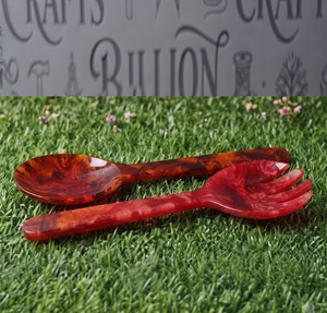 Juego de 2 piezas de servidores de ensalada de resina artesanales al por mayor: cuchara y tenedor decorativos para comedor y cocina - Product Image 1