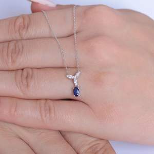 สร้อยคอจี้ไพลินสีน้ำเงิน ประดับด้วยเพชรขาวแท้ ของขวัญเครื่องประดับชั้นดีสำหรับเดือนกันยายน - Product Image 2