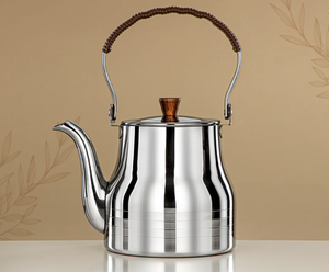 Belle bouilloire en métal peinte en vert avec une poignée rose pour la cuisine, la maison, l'hôtel, le service de thé et de café, et la préparation du thé. - Product Image 2
