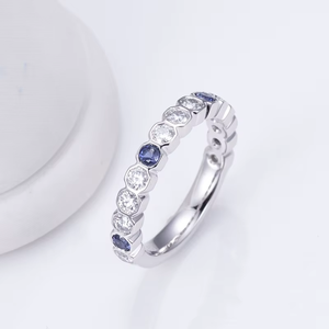 Anillo de Diamantes de Oro Blanco para Mujer, Corte Brillante Redondo con Piedras Laterales de Zafiro, Estilo Clásico de Compromiso - Product Image 3