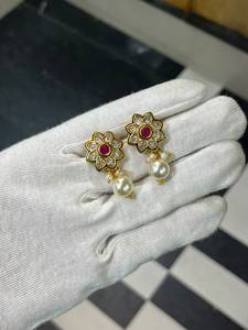Conjunto de collar y aretes étnicos ODM chapados en oro con perlas y diseño de flores con piedras de circonio para mujeres, joyería nupcial india para novias. - Product Image 6