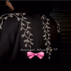 อาบายะห์ลูกไม้ปักมือสไตล์ดูไบสำหรับผู้หญิง ดีไซน์เรียบหรูแบบอิสลาม พร้อมเครื่องประดับ - Product Image 1