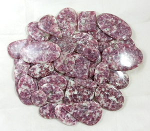 พลอยเลพิโดไลต์ธรรมชาติทรงหลังเบี้ยรูปทรงและขนาดต่างๆ สำหรับทำเครื่องประดับเพื่อสุขภาพ มีราคาขายส่ง - Product Image 5