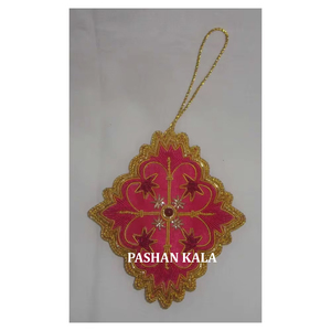 Hermosos adornos navideños colgantes en forma de bola con bordados Zari hechos a mano para decoración de árboles y festividades. - Product Image 3