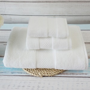Serviette de séchage capillaire en coton 100% tricotée, jetable, rafraîchissante, à séchage rapide, de couleur unie ou à rayures, de haute qualité, en gros - Product Image 1
