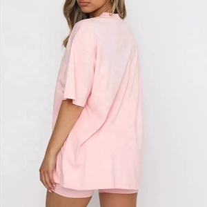 Conjunto de camiseta y pantalones cortos de color sólido para mujer, cuello redondo, manga corta, algodón transpirable, ropa informal de verano con logo. - Product Image 2