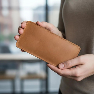 Organisateur de budget en cuir de luxe conçu pour l'enveloppement de l'argent liquide, la gestion des économies, la planification budgétaire mensuelle, le suivi des dépenses, des reçus et des cartes, en vente. - Product Image 5