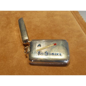 Estuche de Aluminio de Alta Calidad para Cajas de Cerillas con Diseño Grabado 'A To Strike', Duradero para Uso Doméstico - Product Image 3